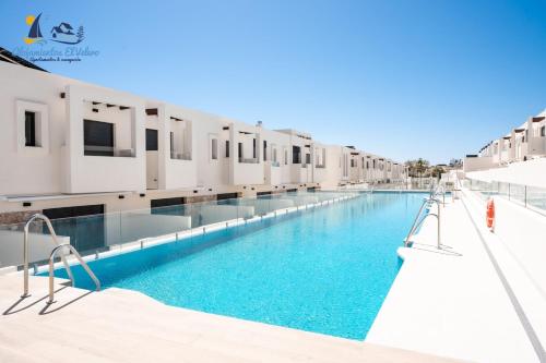Exclusiva casa de diseño con piscina a 200 m playa