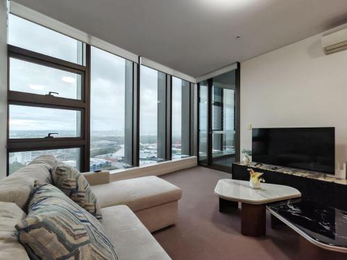 Spacious High-Rise APT Overlooking Accor Stadium - image 8