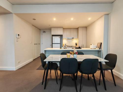 Spacious High-Rise APT Overlooking Accor Stadium - image 7