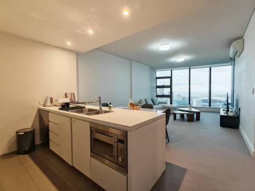 Spacious High-Rise APT Overlooking Accor Stadium - image 5