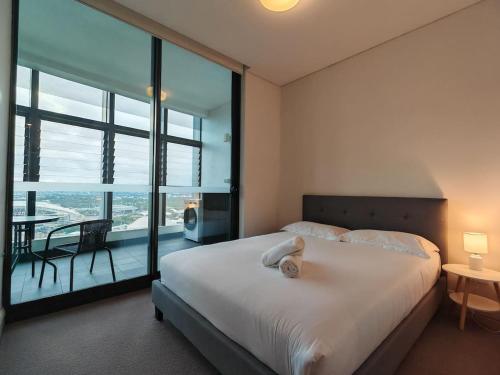 Spacious High-Rise APT Overlooking Accor Stadium - image 11