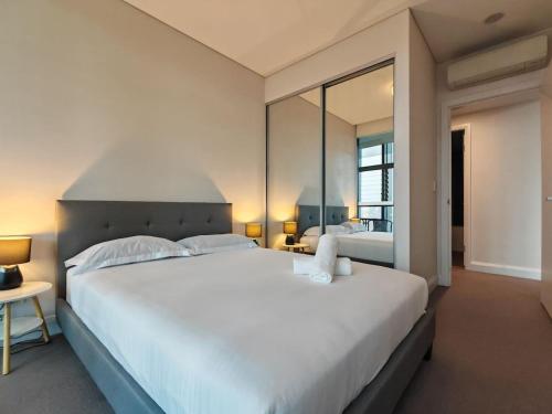 Spacious High-Rise APT Overlooking Accor Stadium - image 13