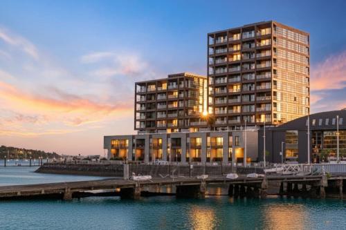 Hobsonville 2BR Waterfront Gem with Water Views in 賀生維爾