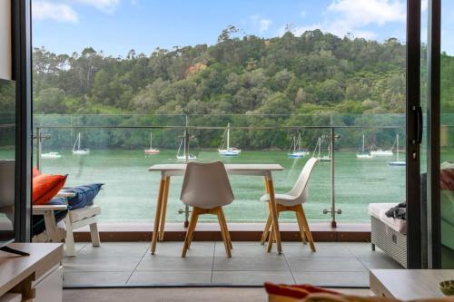 Hobsonville 2BR Waterfront Gem with Water Views in 賀生維爾