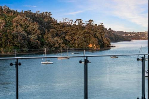 Hobsonville 2BR Waterfront Gem with Water Views in 賀生維爾