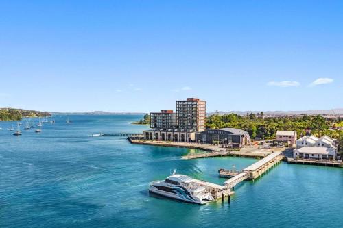 Hobsonville 2BR Waterfront Gem with Water Views in 賀生維爾