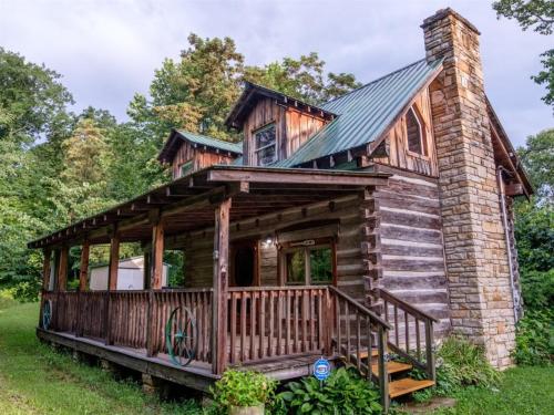 Log Cabin Getaway in the RRG