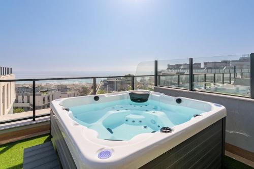 Sea View, Private jacuzzi, Pool, 15 min airport