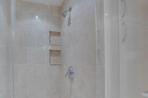 2 Bedroom Fully Furnished Apartment in Downtown Washington - image 2