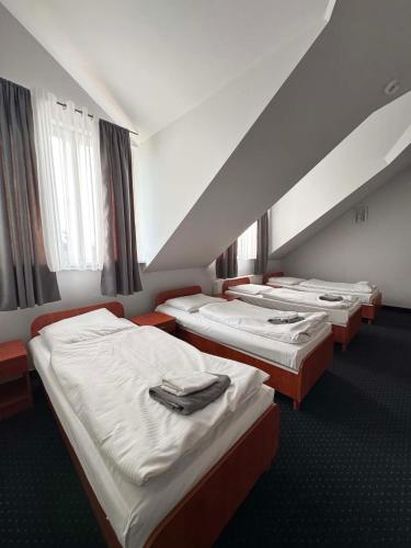 4 twin beds