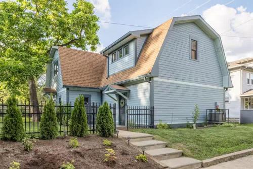 King s Carriage House Pet Friendly Garage EV – khách sạn tại Khac