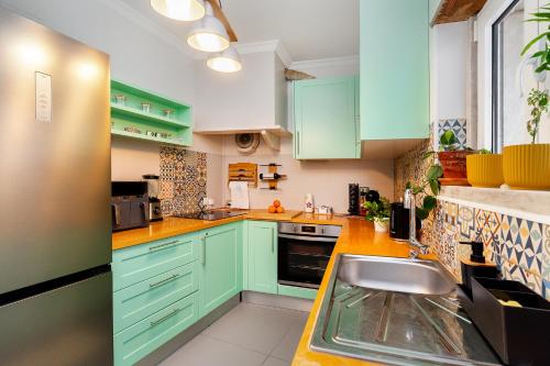 ห้องครัว, Modern 2BR Apt Balcony AC 15 Min to Cascais in เซาโดมิงโกส เดรานา
