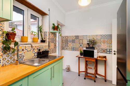 ห้องครัว, Modern 2BR Apt Balcony AC 15 Min to Cascais in เซาโดมิงโกส เดรานา