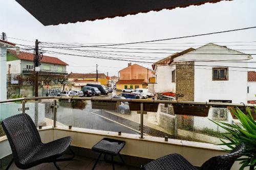 ระเบียง/ชานเรือน, Modern 2BR Apt Balcony AC 15 Min to Cascais in เซาโดมิงโกส เดรานา