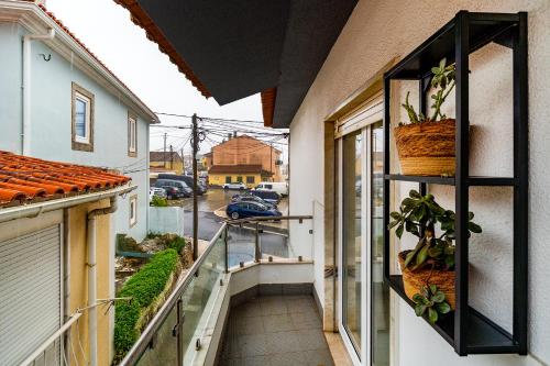 Modern 2BR Apt Balcony AC 15 Min to Cascais in เซาโดมิงโกส เดรานา