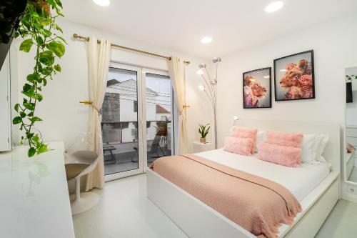 Modern 2BR Apt Balcony AC 15 Min to Cascais in เซาโดมิงโกส เดรานา