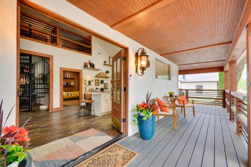 6 Mi to Wet 'n Wild! Family Escape w/ Yard & Deck in Clinton Heights