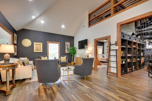 6 Mi to Wet 'n Wild! Family Escape w/ Yard & Deck in Clinton Heights