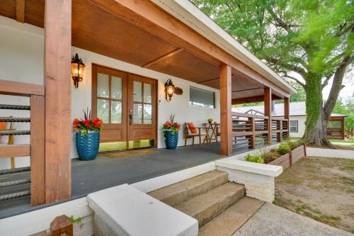 6 Mi to Wet 'n Wild! Family Escape w/ Yard & Deck in Clinton Heights