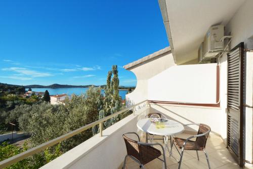 Apartments with panoramic views and a balcony perfect for enjoying the sunset - image 4