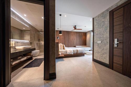1 king bed, 1 sofa bed