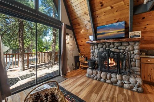 A-Frame Delight - A cute little cabin and stones throw away from Big Bear Snow Play in Big Bear City, USA