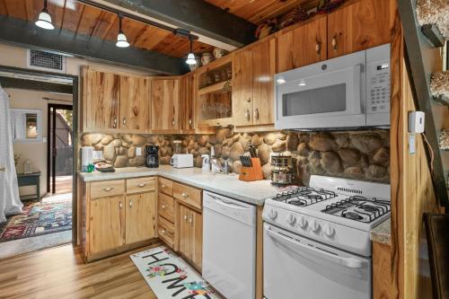 A-Frame Delight - A cute little cabin and stones throw away from Big Bear Snow Play in Big Bear City, USA
