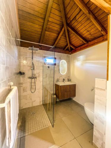 Shower, Boheme Chic, 2 Suites, Terrasse XXL in Mare Gaillard