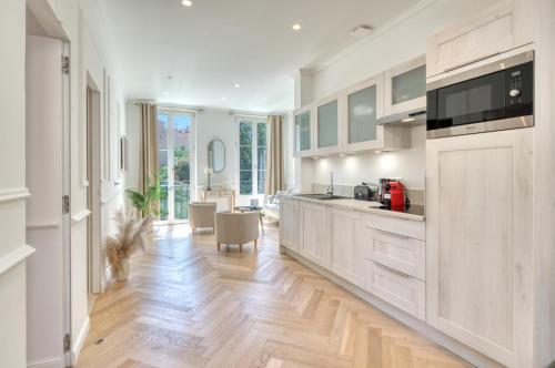 L'Orangerie Secret Garden Apartment in Old Antibes Beach 4min in Antibes