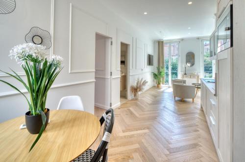 L'Orangerie Secret Garden Apartment in Old Antibes Beach 4min in Antibes