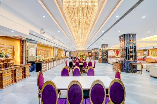 Palette A Lux Corporate Townhouse Near 3 Minutes Kaushambi Metro Station photo 4