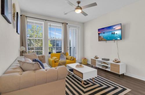 Stylish 2BR • Pool & Gym • Minutes to Disney in Winter Garden