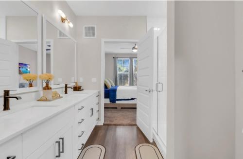 Stylish 2BR • Pool & Gym • Minutes to Disney in Winter Garden