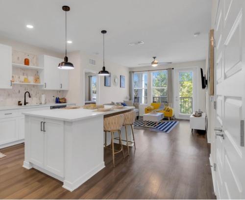 Stylish 2BR • Pool & Gym • Minutes to Disney in Winter Garden