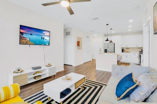 Stylish 2BR • Pool & Gym • Minutes to Disney in Winter Garden