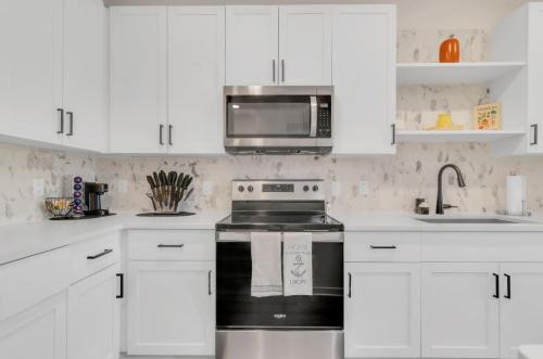 Stylish 2BR • Pool & Gym • Minutes to Disney in Winter Garden