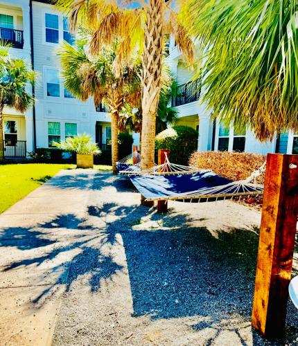 Stylish 2BR • Pool & Gym • Minutes to Disney in Winter Garden