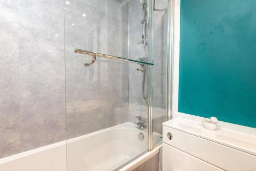 Parking-2BR Edinburgh Retreat-Walk to Leith & City - image 13