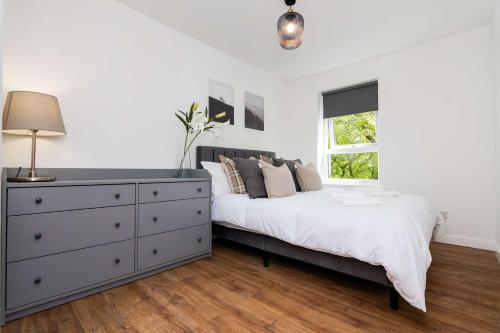 Spacious 2BR - Parking Near Edinburgh City Centre, Edinburgh