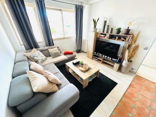 2 Bedroom Apartment in Cannes Suquet - Private Parking, Walk to Palais & Beaches
