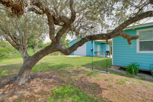 Newly Renovated Rockport Cottage 4 mil beach in Holiday Beach (TX)