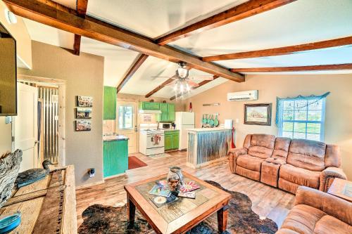 Newly Renovated Rockport Cottage 4 mil beach in Holiday Beach (TX)