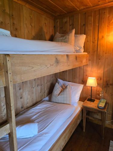 2 bunk beds