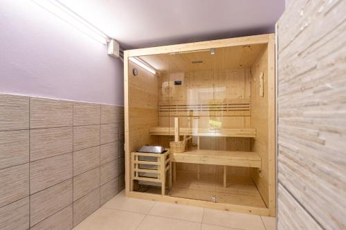 Sauna, Luxury Villa, swimming pool, private beach, sleeps 8 in Comabbio