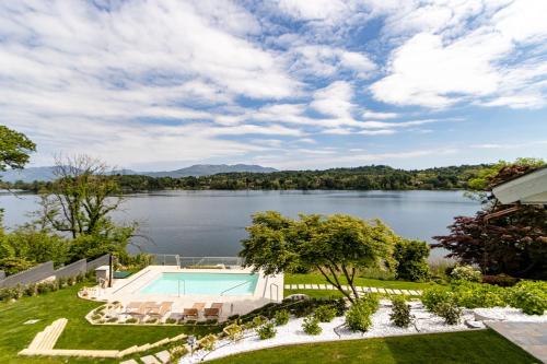 Tuvākā izklaides vieta, Luxury Villa, swimming pool, private beach, sleeps 8 in Comabbio