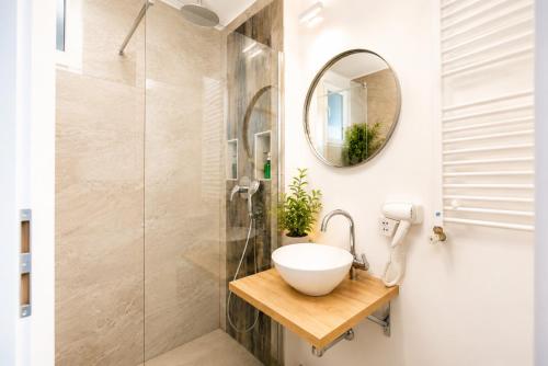 METROPOLE APARTMENTS STUDIO OLD CITY - image 13