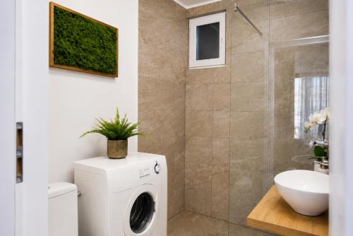 METROPOLE APARTMENTS STUDIO OLD CITY - image 8