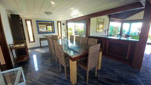 Casa Pé na Areia Ferradura, 5 Suítes (Casa Pe na Areia Ferradura, 5 Suites) in Plaja Ferradura