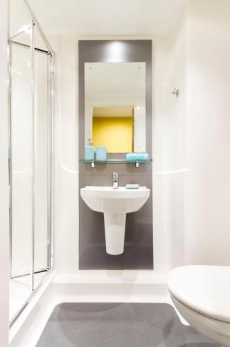 Shower, For Students Only - Bentley House in Birmingham in Castle Bromwich