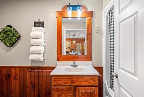 Sleeps 16 Hot Tub Game Room Near Rocky Top - main image